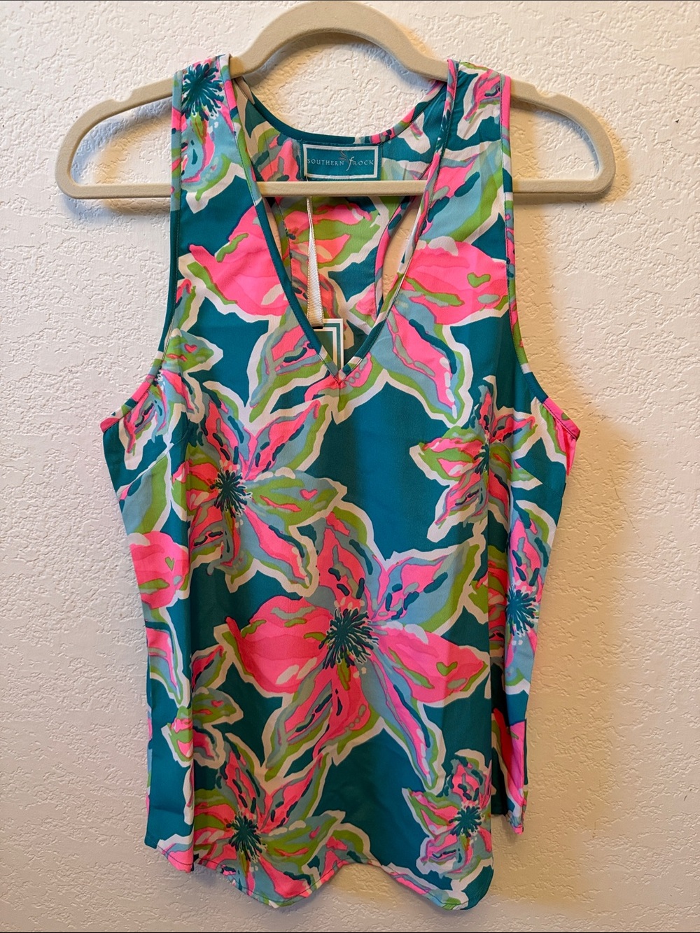 Southern Frock Women’s Teal Floral V-Neck Sleeveless Tank w/ Pink Accents. NWT